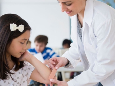 Que contient une trousse à pharmacie scolaire ? Les éléments essentiels