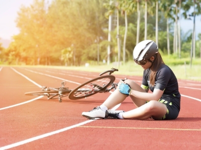 Que doit contenir une trousse de premiers secours pour le sport ?